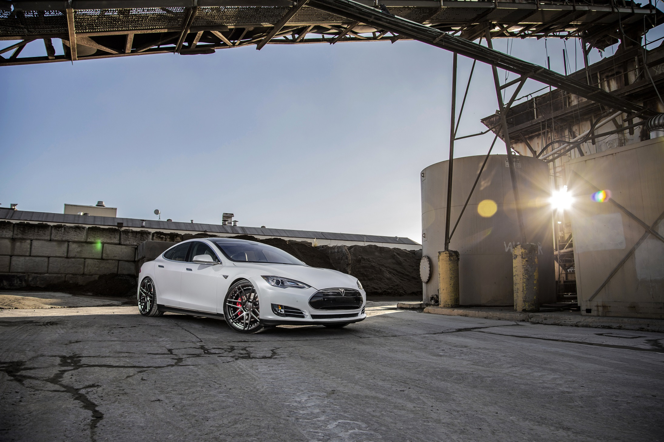 Aftermarket Front Lip on White Tesla Model S - Photo by Niche