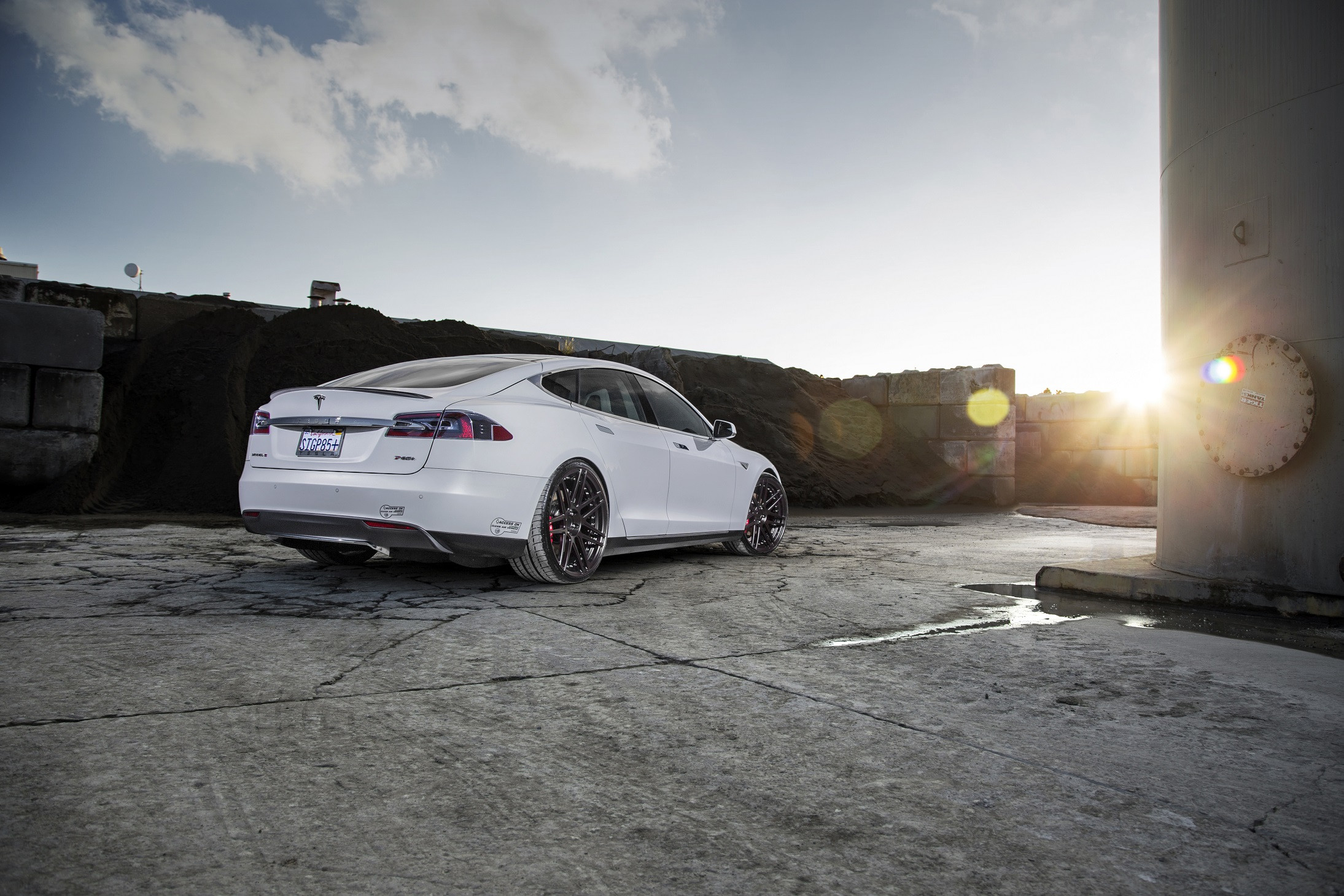 White Tesla Model S Rear Lip Spoiler - Photo by Niche