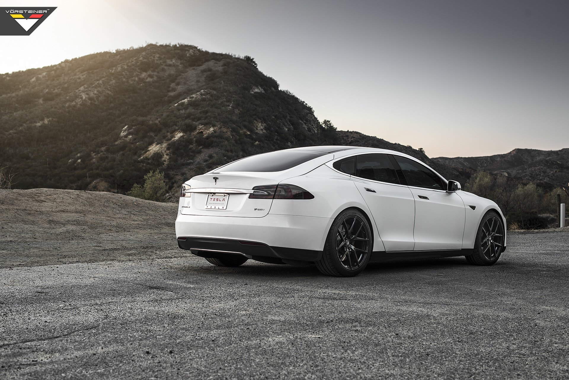 Black s white. Tesla model s 4к. Tesla model s белая. Тесла модель s на Vorsteiner. Tesla model s White 2021.