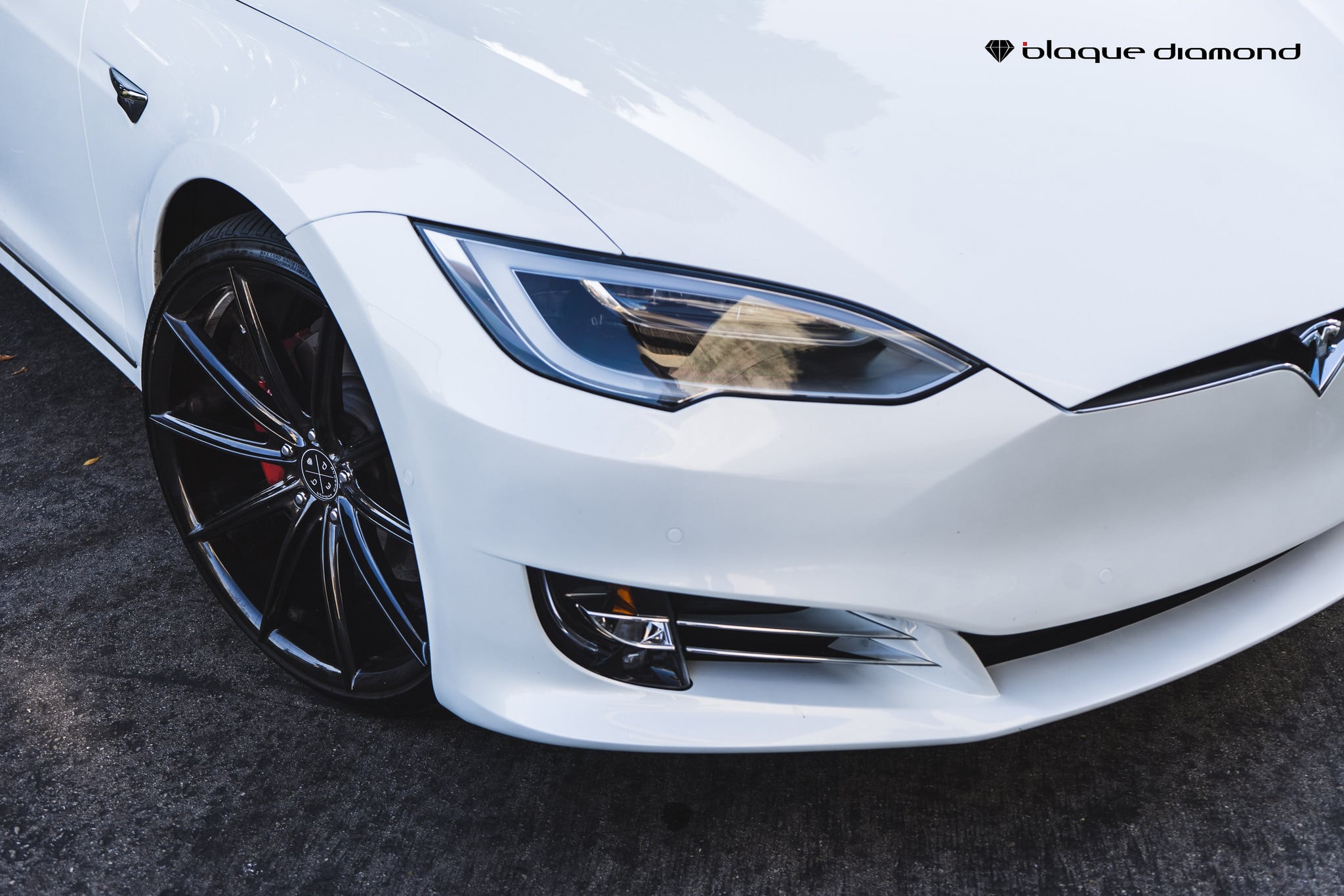 White Tesla Model S with Custom Blaque Diamond Rims - Photo by Blaque Diamond