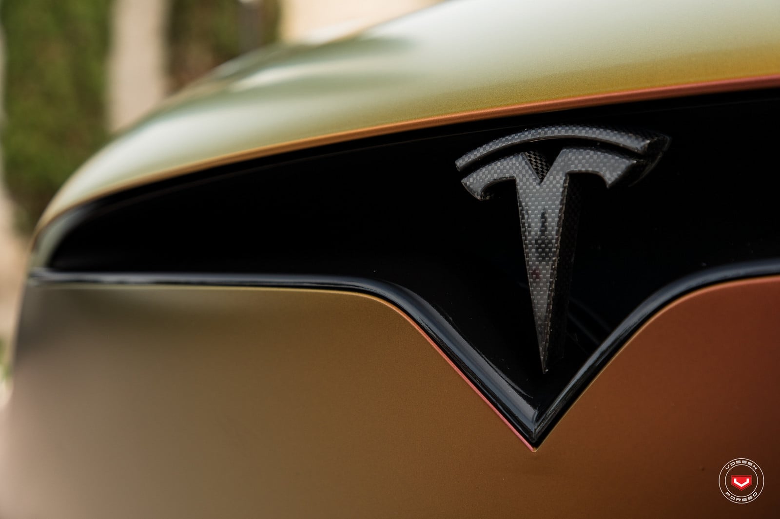 Chameleon Tesla Model X with Carbon Fiber Emblem - Photo by Vossen
