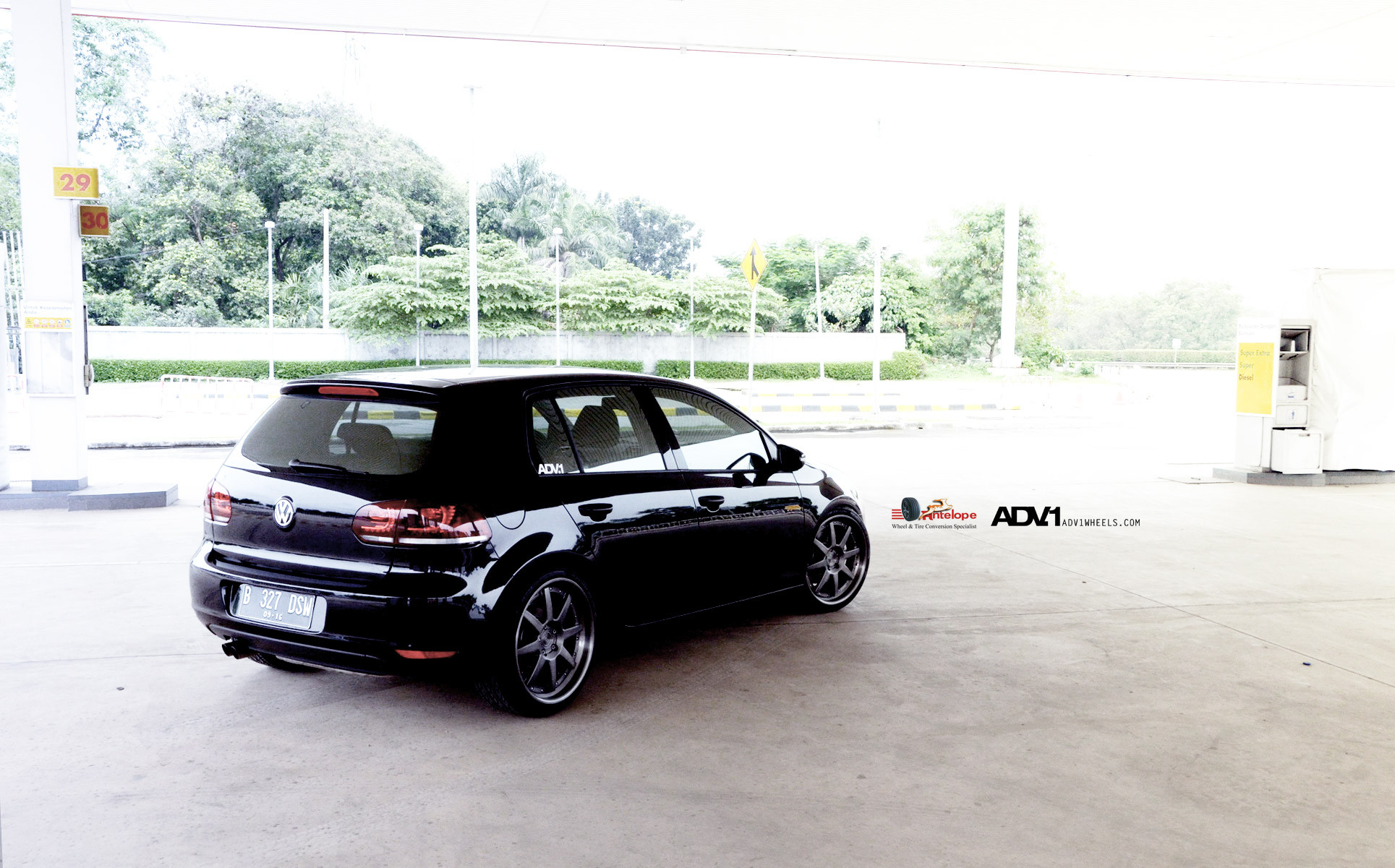 Black VW Golf with Roofline Spoiler - Photo by ADV.1