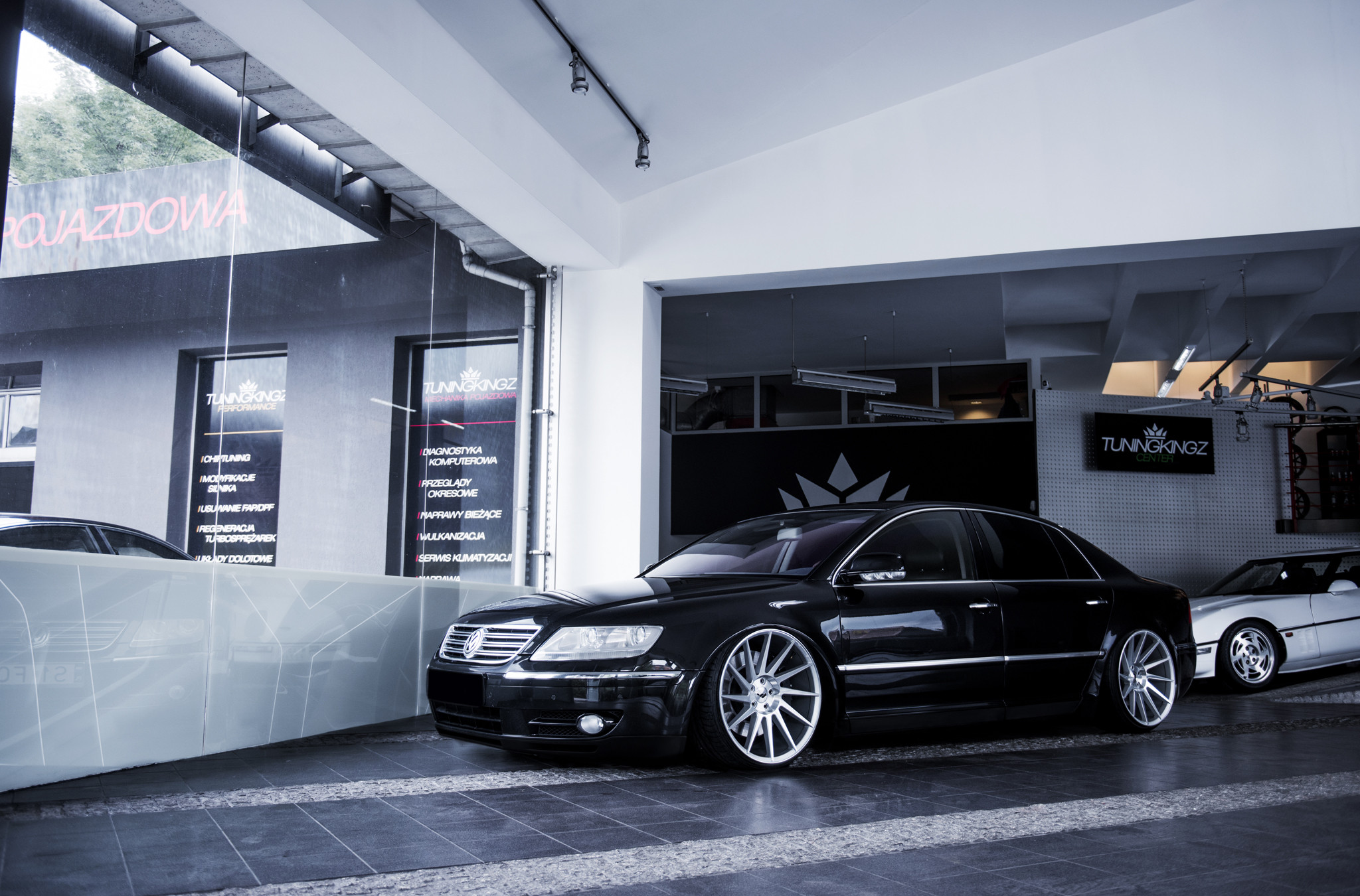 Aftermarket Side Skirts on Black VW Phaeton - Photo by JR Wheels